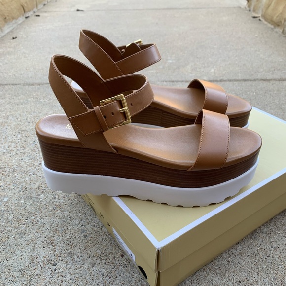 New Mk sandals 🥰 super stylish - Picture 7 of 10